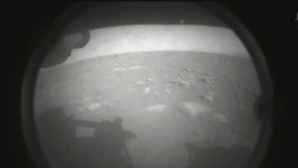 První snímek z povrchu Marsu odeslalo vozítko jen pár okamžiků po přistání.