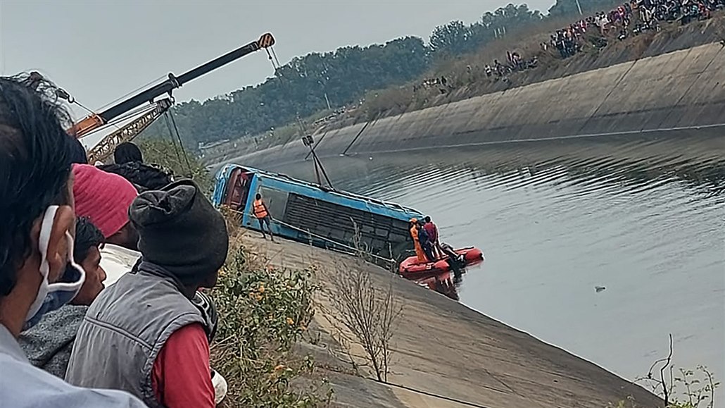 Záchranné práce po nehod autobusu v indickém stát Madhjapradé.