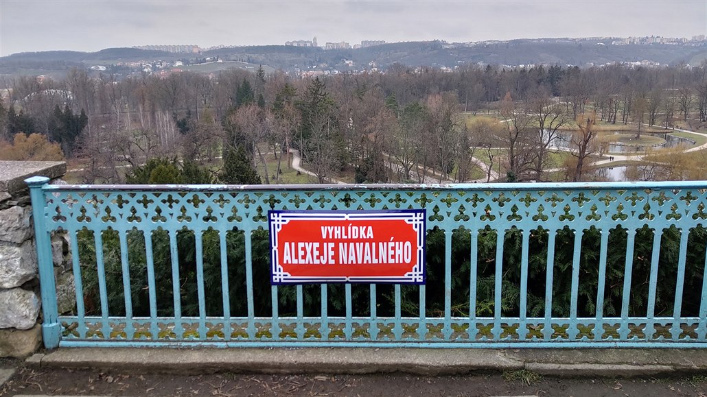 Dílo neznámého autora u ruského velvyslanectví v Praze.