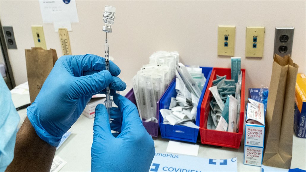 Příprava vakcíny na covid Pfizer/BioNTech