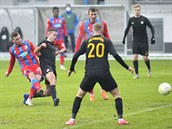 Utkání 3. kola MOL Cupu: Plze� - P�epe�e. Zleva Pavel Bucha z Plzn� (st�ílí...