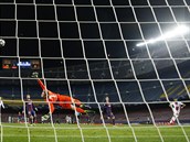 Hostující Kylián Mbappé stílí tvrtý gól zápasu Barcelona vs. PSG.