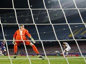 Hostující Kylián Mbappé stílí tvrtý gól zápasu Barcelona vs. PSG.