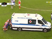 Fotbalisté v zápasu Braga - FC Porto tlaí sanitku