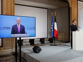 Francouzský prezident Emmanuel Macron (vpravo) a americký prezident Joe Biden...