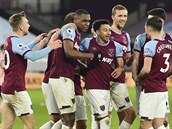Fotbalisté West Hamu slaví branku do sít Sheffieldu United.