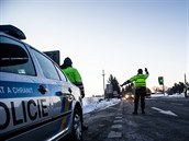 Policisté napíklad na kontrolním stanoviti u obce Kuks na silnici I/37 na...