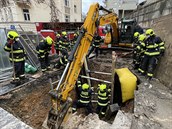 Dělník zasypaný ve výkopu na pražském Smíchově neštěstí nepřežil, tělo hasiči vytáhli po více než šesti hodinách