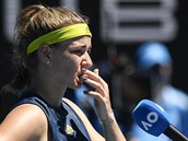 Karolína Muchová u mikrofonu po senzaním tvrtfinále Australian Open.