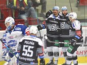 Hokejisté Karlových Var slaví branku do sít Komety.