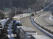 Kamiony stojící na dálnici D5 u Svaté Kateiny na Tachovsku. Kolony vnikly v...