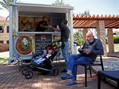 V Izraeli si lidé po očkování můžou dát pizzu nebo hummus. Země láká na bezplatné jídlo