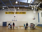 Okování v Izraeli probíhá napíklad i ve sportovní hale.