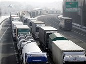 Kolona nákladních aut eká na povolení k vjezdu do Nmecka.