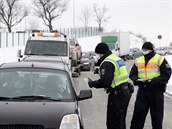 Nmecká policie kontroluje pijídjící auta z eska.