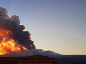 Italská sopka Etna chrlí lávu.