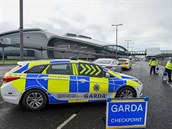 Irská policie Garda kontroluje vstup na letit v Dublinu.