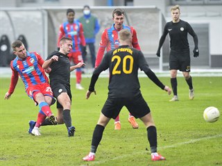 Utkání 3. kola MOL Cupu: Plzeň - Přepeře. Zleva Pavel Bucha z Plzně (střílí...