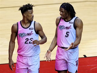 Jimmy Butler (vlevo) a Precious Achiuwa z Miami