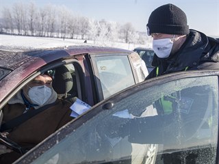 Policista kontroluje idie, kter m smrem do uzavenho okresu Cheb.