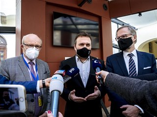 Zstupci opozinch stran Petr Fiala (ODS), Marian Jureka (KDU-SL), Vlastimil...