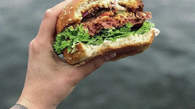 Veganský burgerový plátek bez sóji a bez lepku strukturou pipomíná hovzí...
