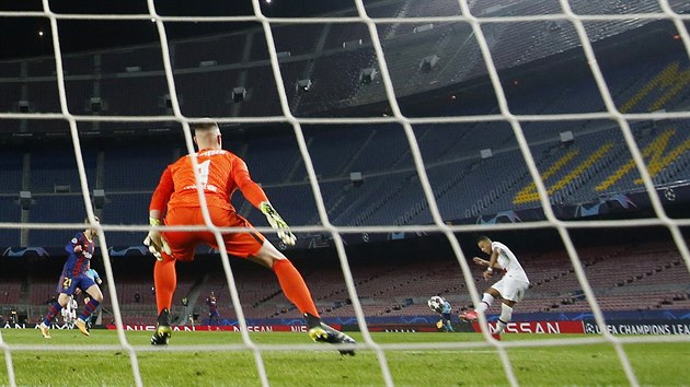 Hostujc Kylin Mbapp stl tvrt gl zpasu Barcelona vs. PSG.