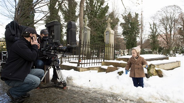 Filmai 17. února 2021 na Olanských hbitovech v Praze natáejí hrané sekvence...
