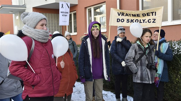 Asi 200 lidí ádalo okamitý návrat dtí do koly bez podmínek.