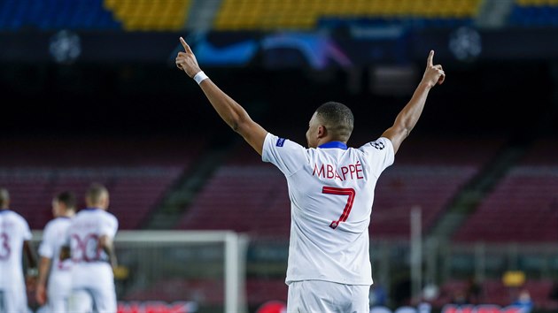 Kylian Mbapp� slav� na pr�zdn�m Camp Nou.