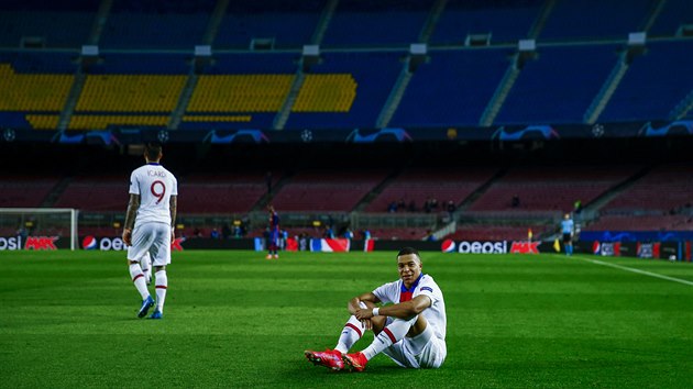 Netradi�n� oslava t��brankov�ho Mbapp�ho na pr�zdn�m Camp Nou.