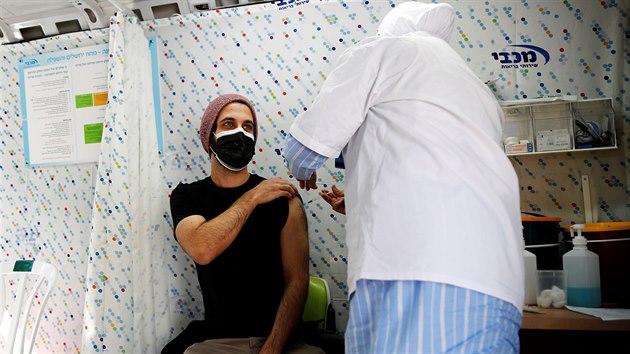 Izrael poskytne Palestin vakcínu proti covidu-19