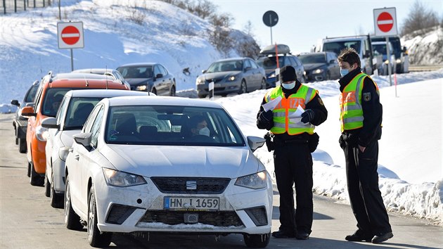 N�mecká policie kontroluje p�ijí�d�jící auta z �eska.