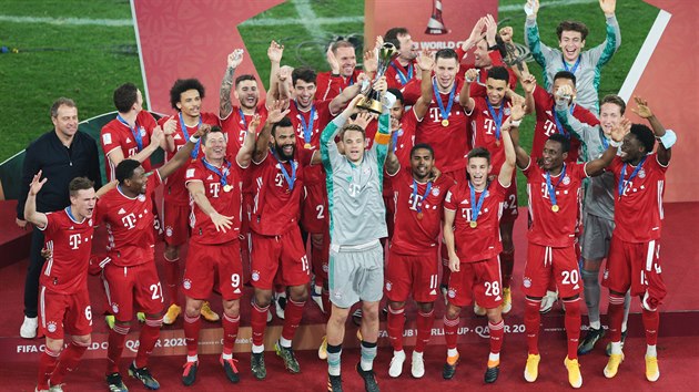 Fotbalisté Bayernu Mnichov s trofejí pro vítze MS klubl.