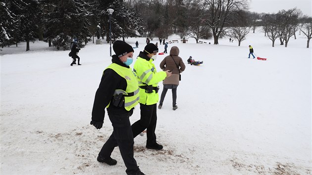 Na Pet��n� se v �ter� objevili s��ka�i i snowboardist�. Str�n�ci je vyhnali.