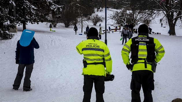 Na Pet��n� se v �ter� objevili s��ka�i i snowboardist�. Str�n�ci je vyhnali.