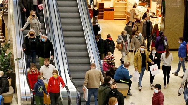 Blatný: Lidé mohou nakupovat všude, ale jen pokud je to nutné. Měli bychom  snížit počet kontaktů | Domov | Lidovky.cz