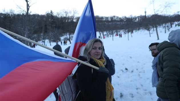 Lid� nesli vlajky �i plak�ty s hesly proti nouzov�mu stavu a za n�vrat d�t� do �kol.