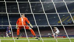 Hostující Kylián Mbappé stílí tvrtý gól zápasu Barcelona vs. PSG.