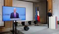Francouzský prezident Emmanuel Macron (vpravo) a americký prezident Joe Biden...