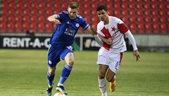 Zleva Harvey Barnes z Leicesteru a Alexander Bah ze Slavie.