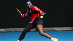 Serena Williamsová ve svém tenisovém outfitu.
