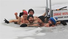 Otu�ilci z Karviné, kte�í vyu�ívají mrazivého po�así t�chto dn�, aby se koupali...