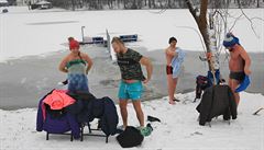 Skupinka otu�ilc� z Karviné se koupala na T�rlické p�ehrad� na Frýdecko...