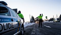 Policisté například na kontrolním stanovišti u obce Kuks na silnici I/37 na... | na serveru Lidovky.cz | aktuální zprávy