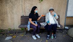 �eny obdr�ely po o�kování kávu a kousek pizzy.