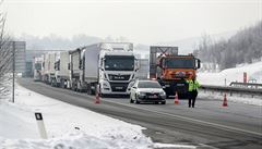 Policista zastavuje auta n�kolik kilometr� p�ed hranicí s N�meckem.
