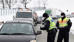 N�mecká policie kontroluje p�ijí�d�jící auta z �eska.