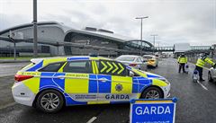 Irská policie Garda kontroluje vstup na letit v Dublinu.