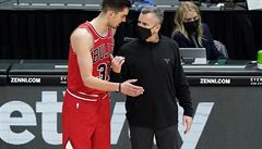 Tomá� Satoranský s trenérem b�hem zápasu proti Detroitu.